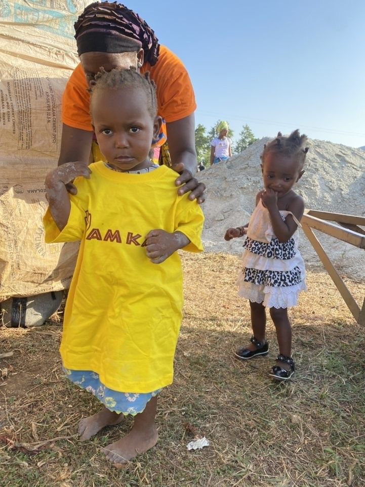 Little kid with yellow AM Kares shirt on